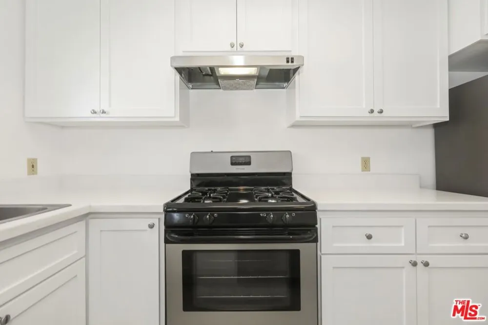 1753 KENMORE AVENUE Los Angeles, CA 90027
