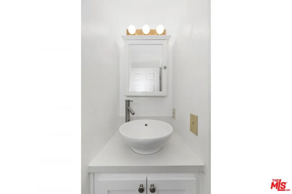 1753 KENMORE AVENUE Los Angeles, CA 90027