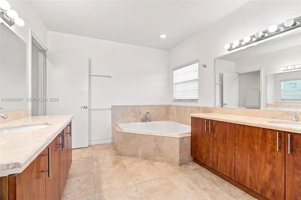 913 SW 8th St #2 Fort Lauderdale, FL 33315