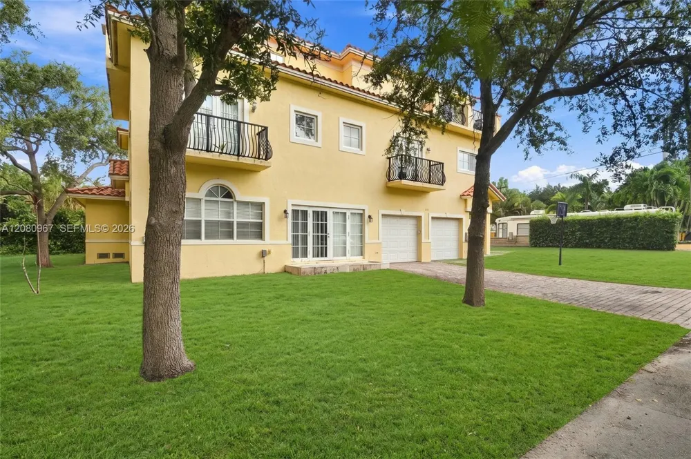 913 SW 8th St #2 Fort Lauderdale, FL 33315