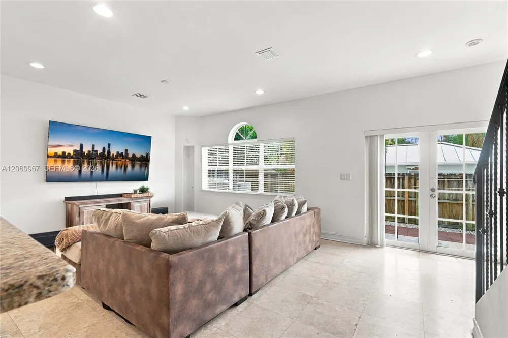 913 SW 8th St #2 Fort Lauderdale, FL 33315