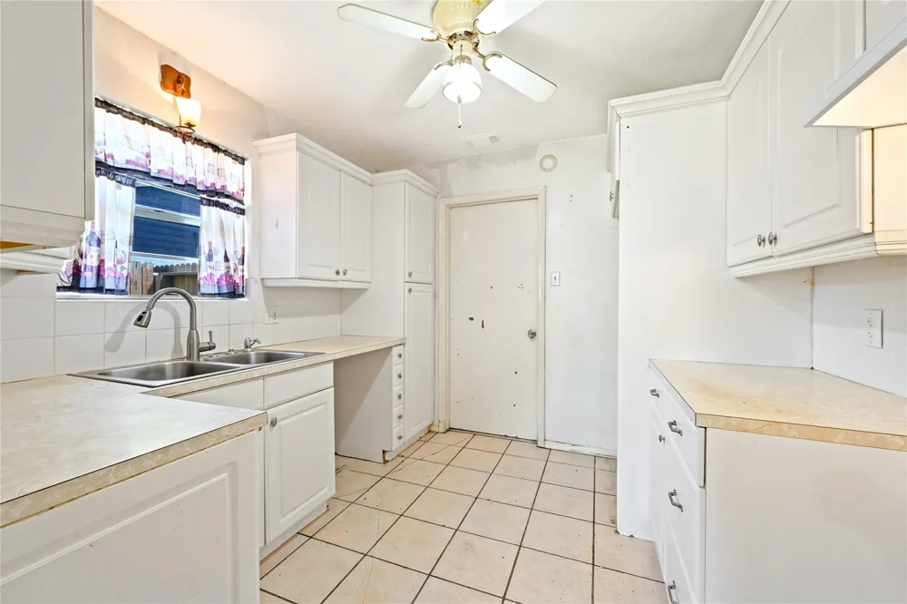 4811 25th Street Dickinson, TX 77539