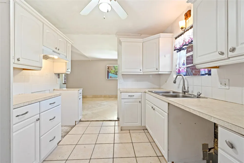 4811 25th Street Dickinson, TX 77539