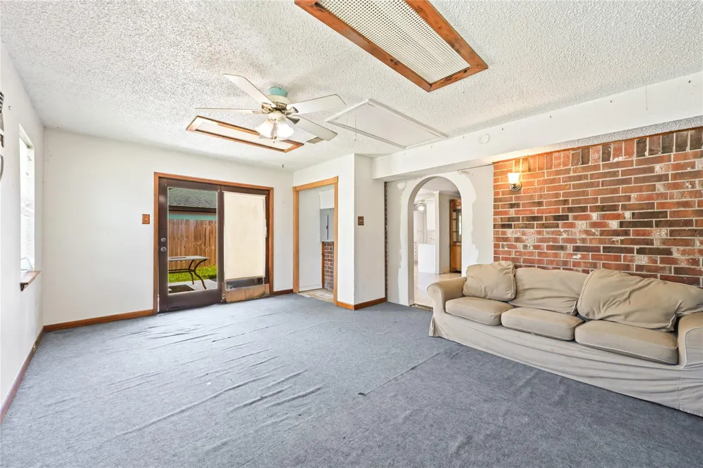 4811 25th Street Dickinson, TX 77539