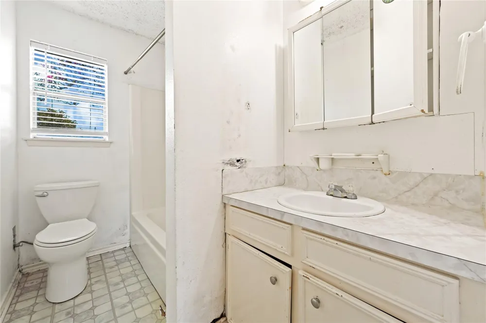 4811 25th Street Dickinson, TX 77539
