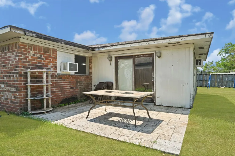 4811 25th Street Dickinson, TX 77539