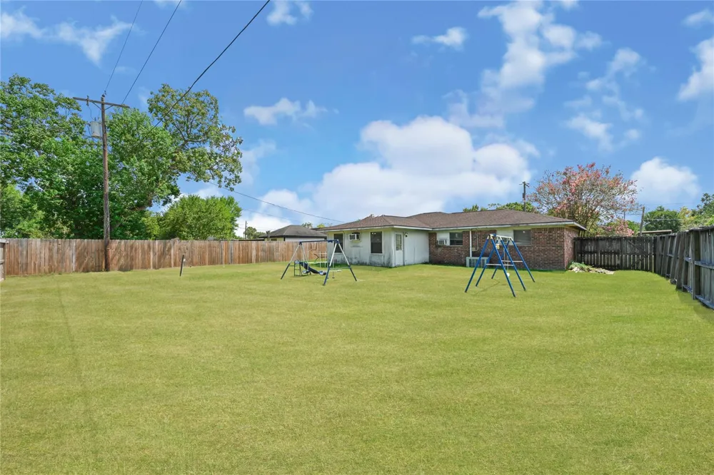 4811 25th Street Dickinson, TX 77539