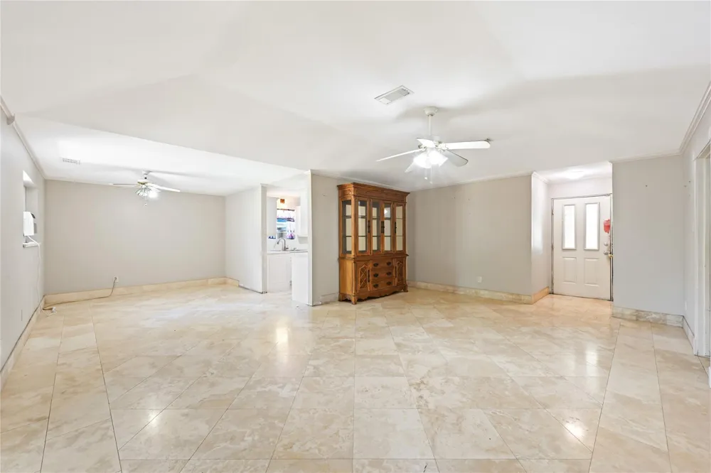 4811 25th Street Dickinson, TX 77539