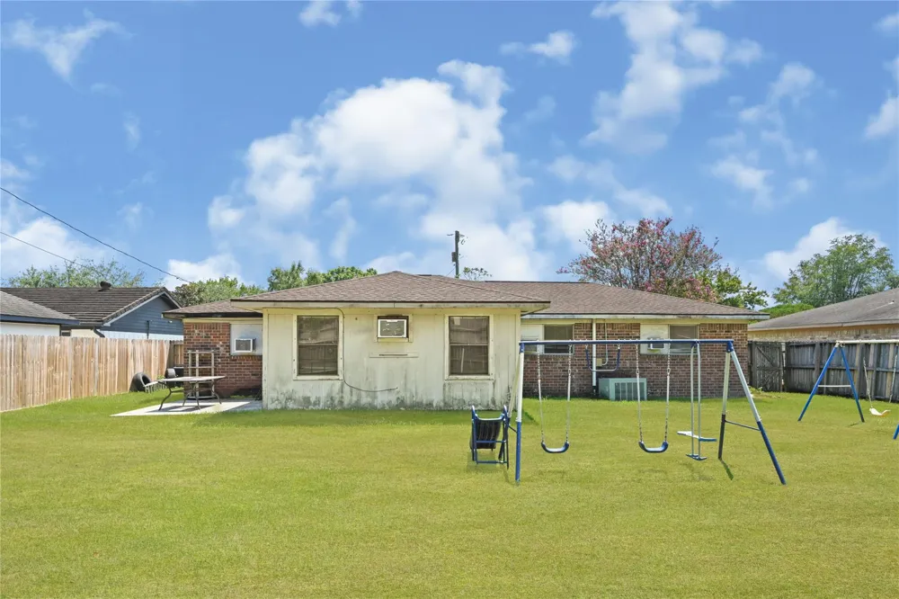 4811 25th Street Dickinson, TX 77539