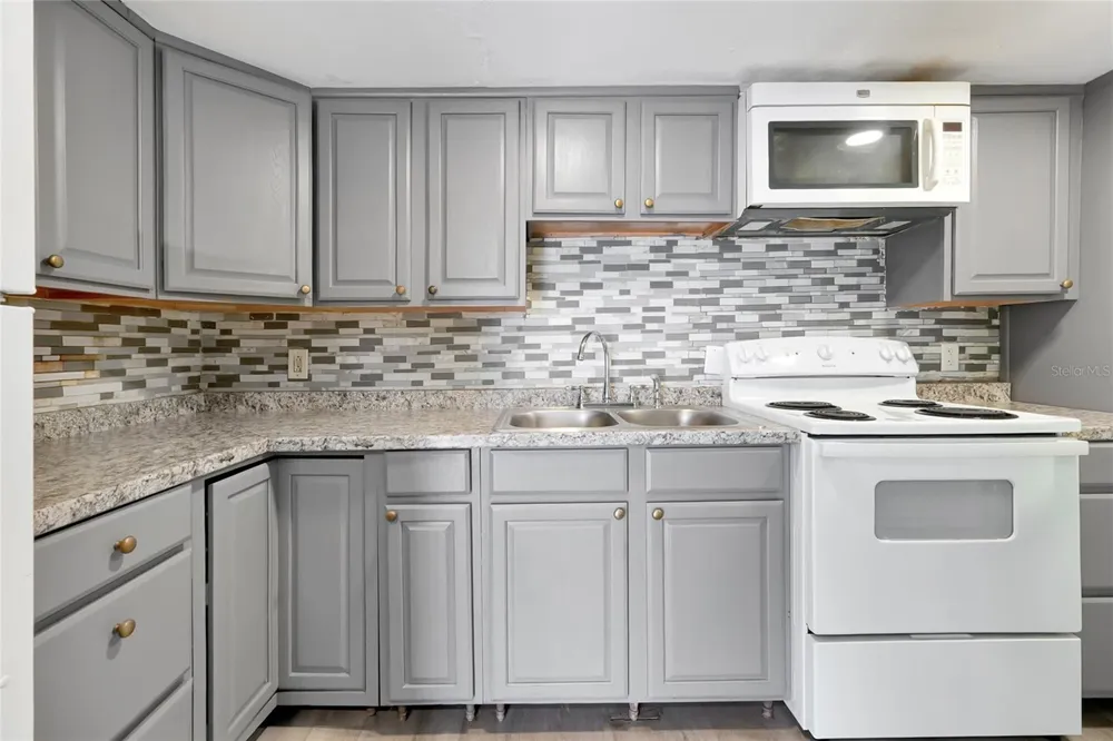 915 W OAK RIDGE ROAD #B Orlando, FL 32809