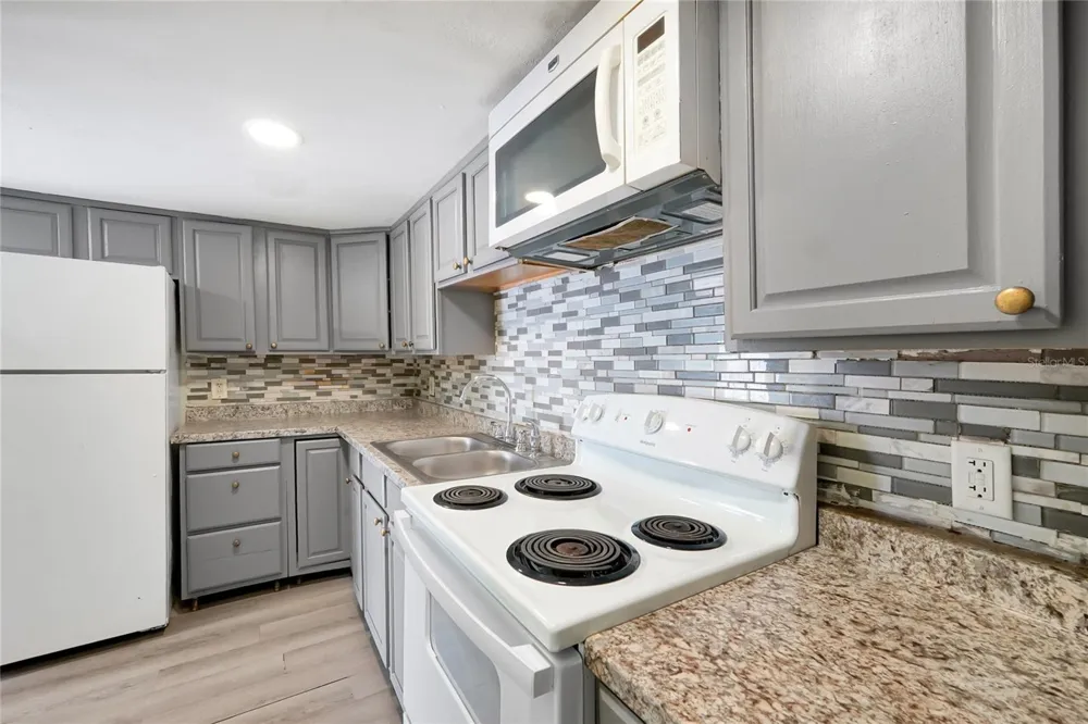 915 W OAK RIDGE ROAD #B Orlando, FL 32809