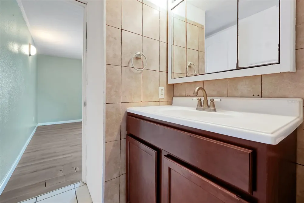 915 W OAK RIDGE ROAD #B Orlando, FL 32809