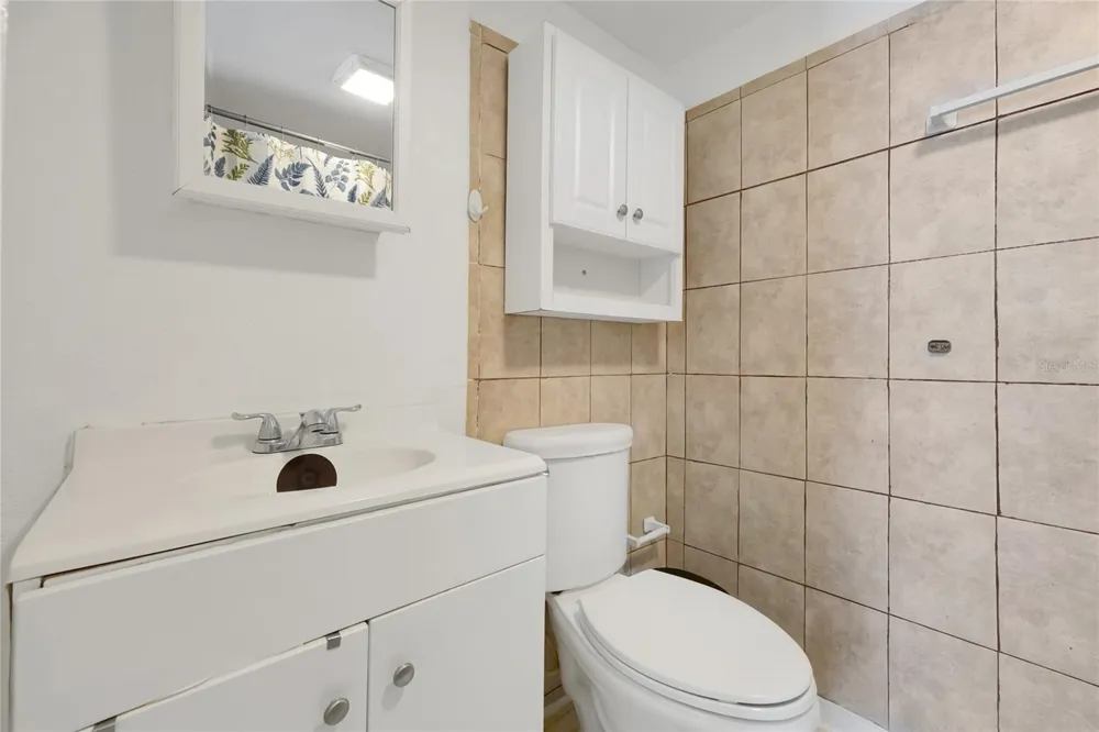915 W OAK RIDGE ROAD #B Orlando, FL 32809