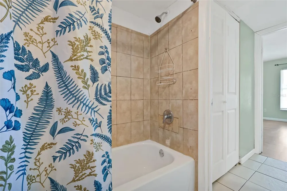 915 W OAK RIDGE ROAD #B Orlando, FL 32809
