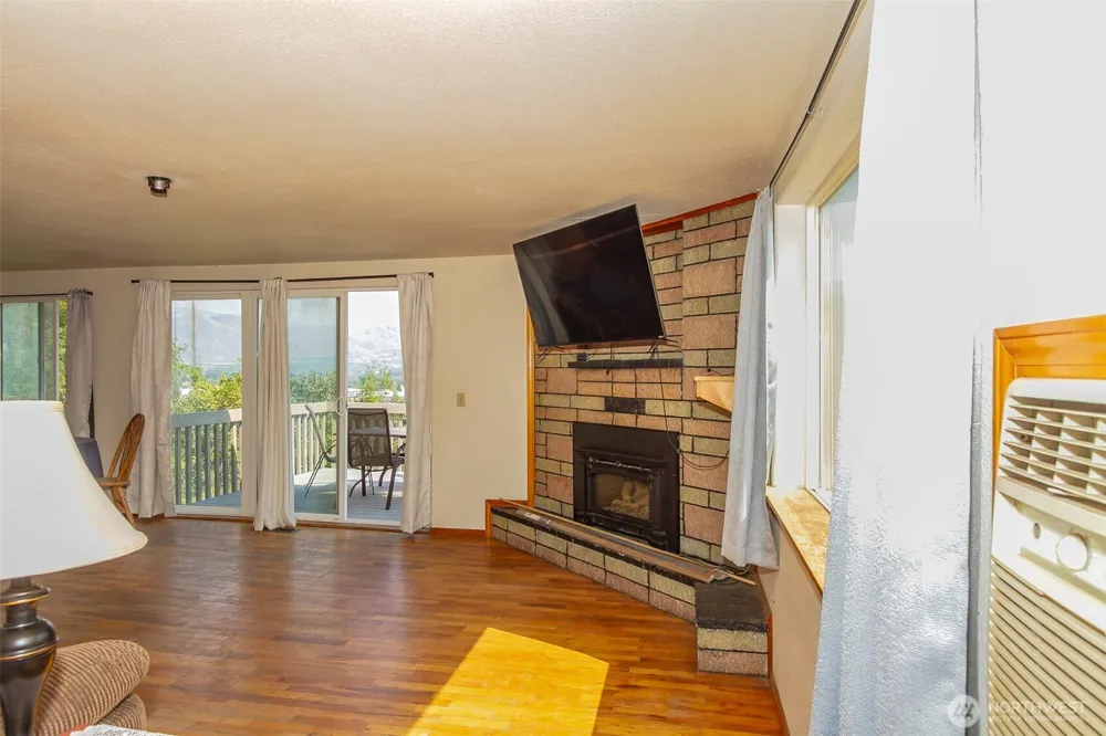 38 Hart Road Oroville, WA 98844