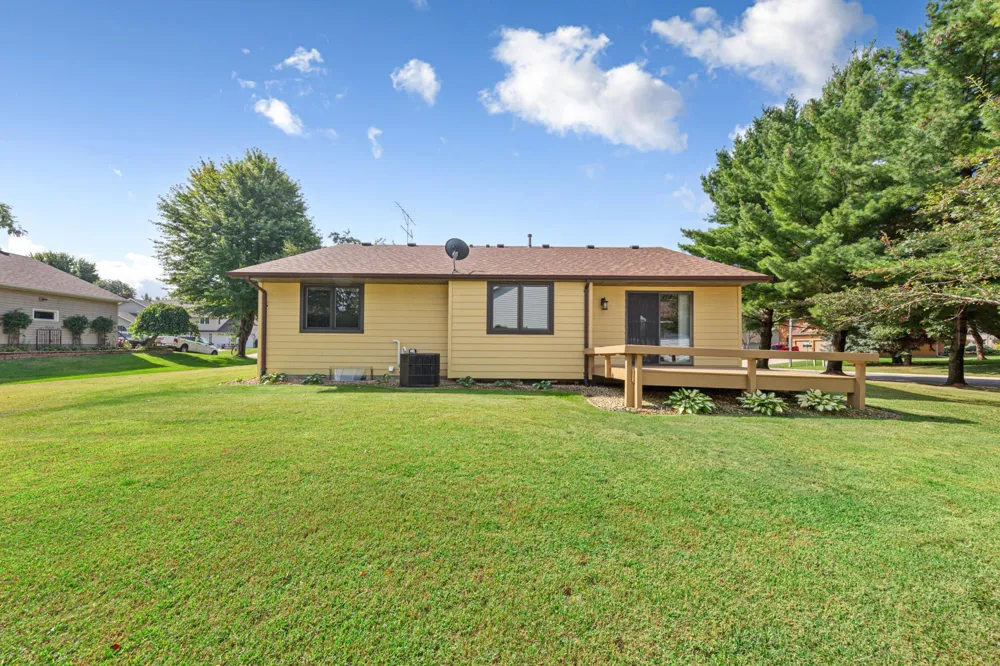 1612 Trailwood Lane SW Faribault, MN 55021