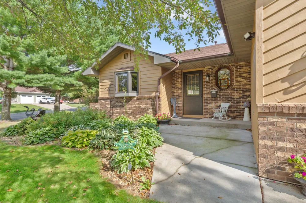 1612 Trailwood Lane SW Faribault, MN 55021