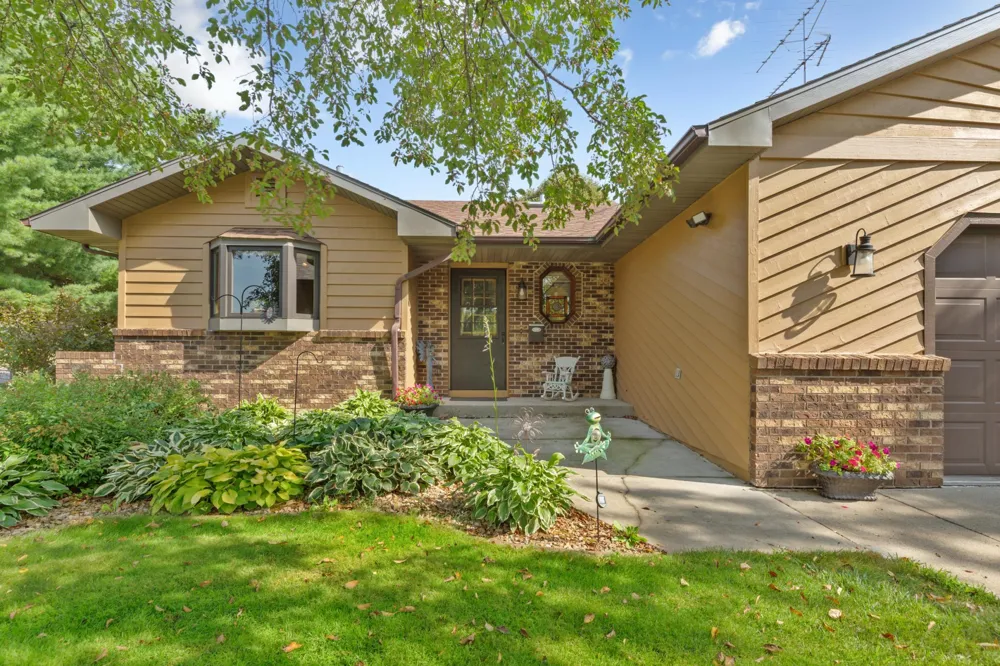 1612 Trailwood Lane SW Faribault, MN 55021