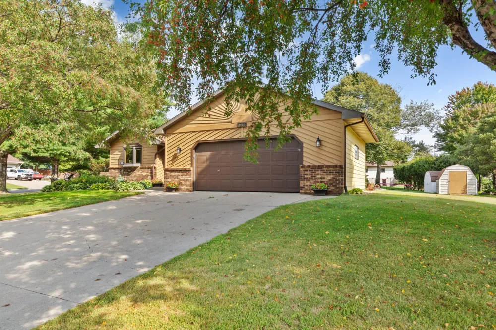 1612 Trailwood Lane SW Faribault, MN 55021