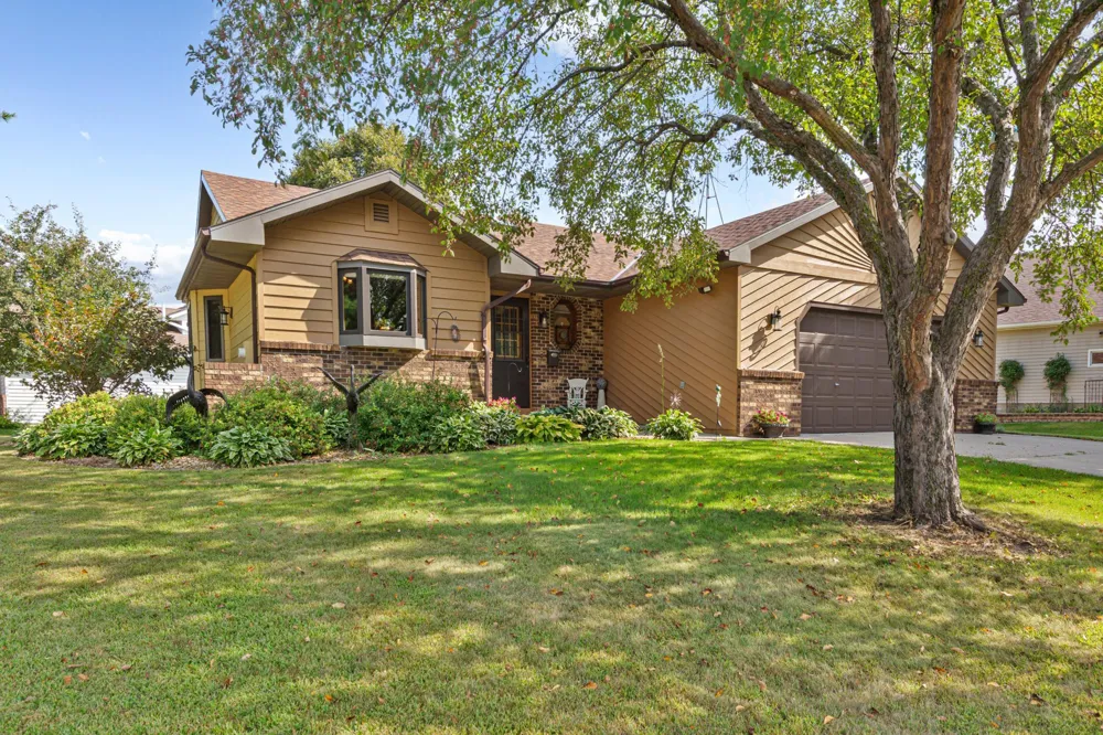 1612 Trailwood Lane SW Faribault, MN 55021