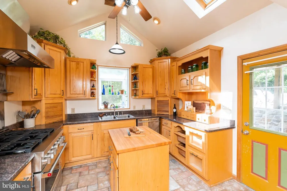 2806 HARPERS FERRY ROAD Sharpsburg, MD 21782