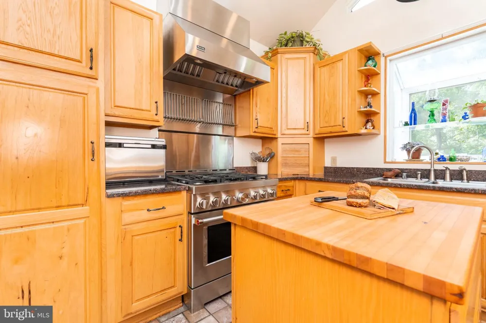 2806 HARPERS FERRY ROAD Sharpsburg, MD 21782