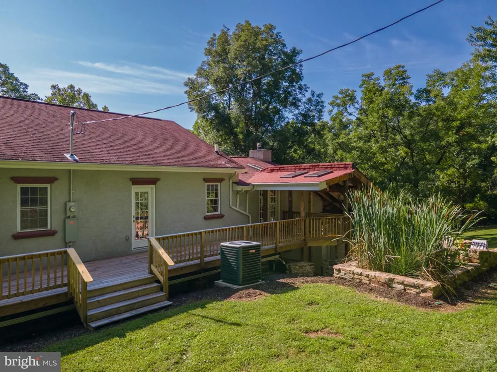 2806 HARPERS FERRY ROAD Sharpsburg, MD 21782