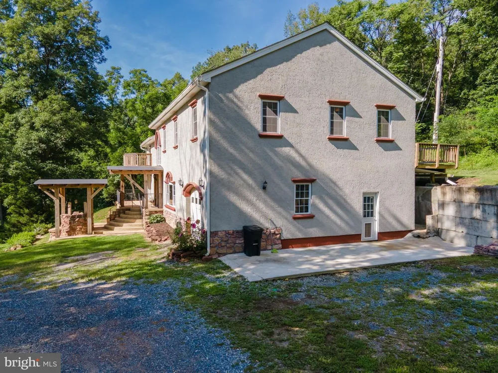 2806 HARPERS FERRY ROAD Sharpsburg, MD 21782