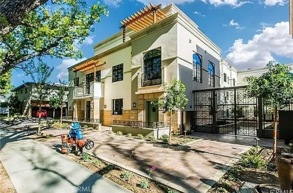 288 S Oakland Pasadena, CA 91101