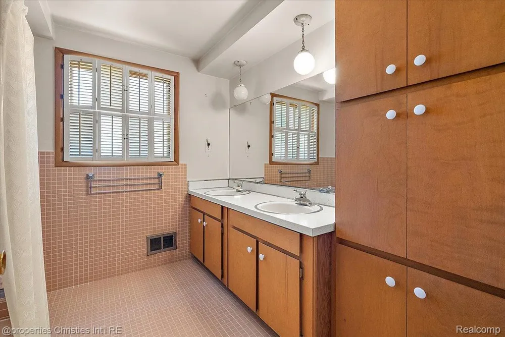 25475 Grand Concourse Street Southfield City, MI 48075