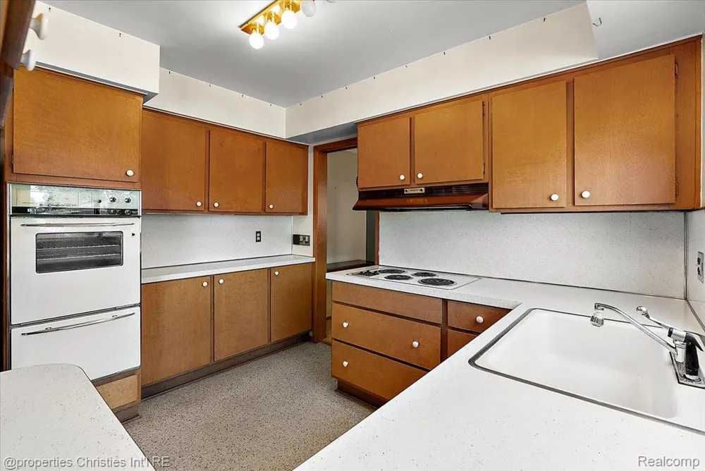 25475 Grand Concourse Street Southfield City, MI 48075
