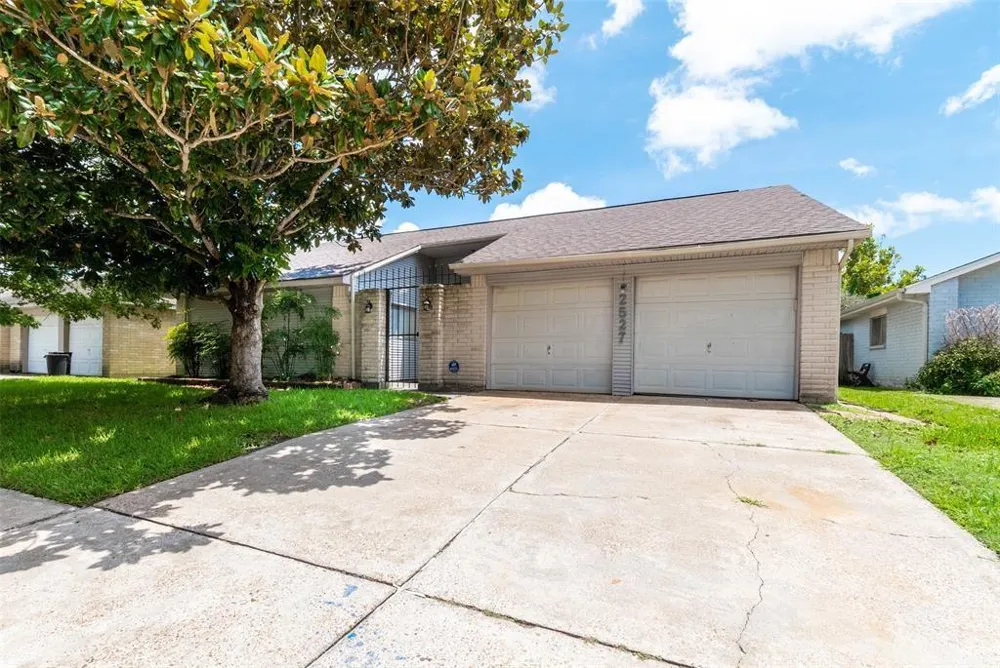 2527 Colonial Ridge Drive Friendswood, TX 77546