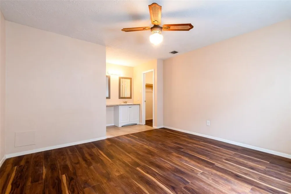 2527 Colonial Ridge Drive Friendswood, TX 77546