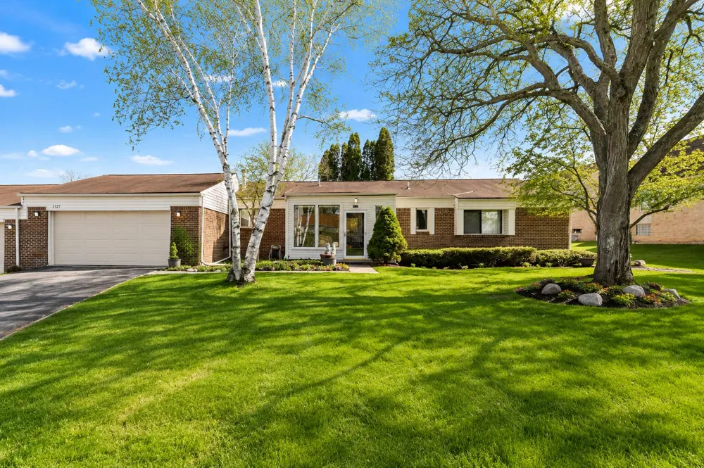 5327 Fairway Court West Bloomfield, MI 48323