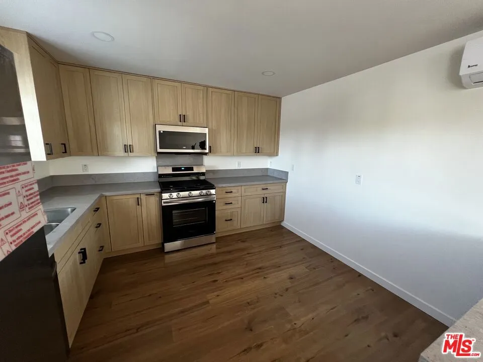 21928 Viscanio Rd Woodland Hills, CA 91364