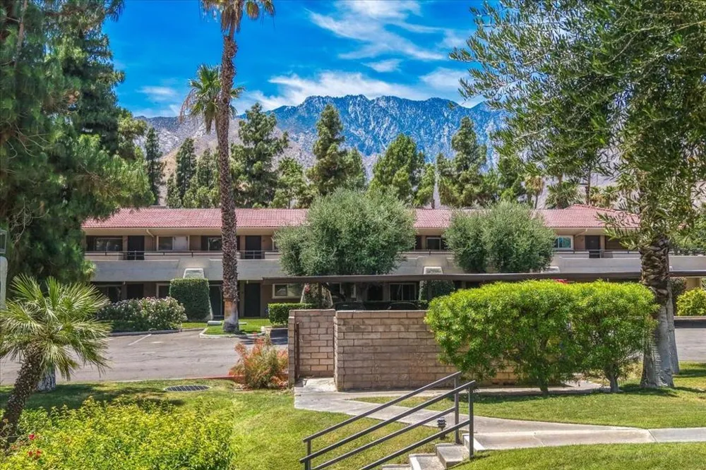 2860 Los Felices Road #101 Palm Springs, CA 92262