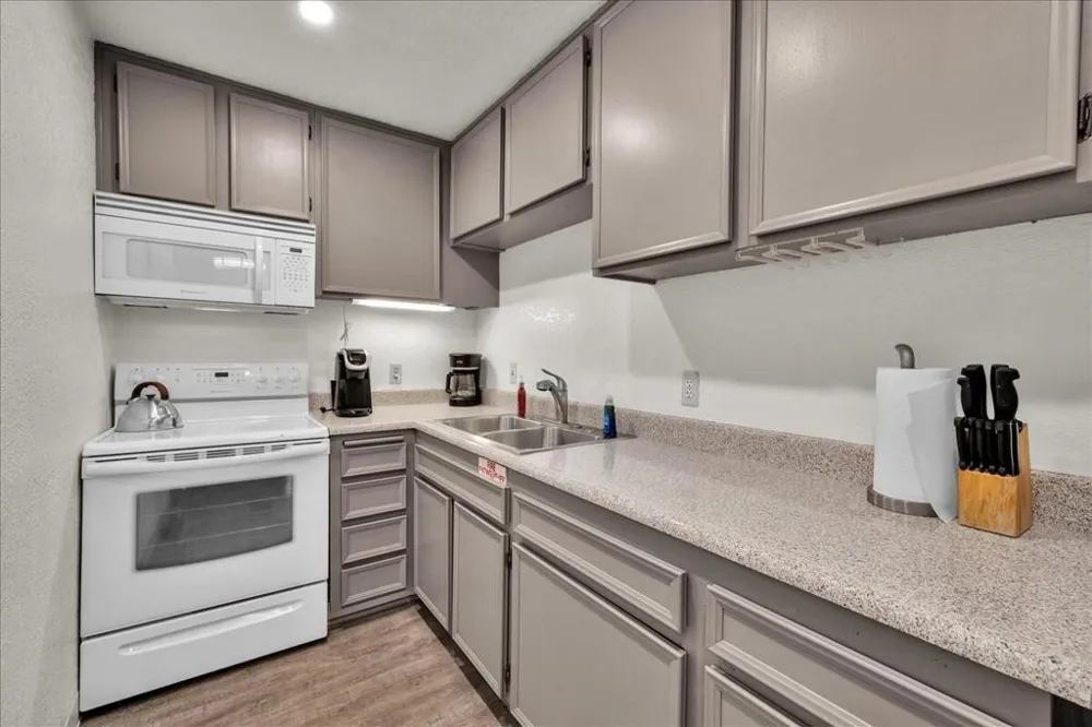 2860 Los Felices Road #101 Palm Springs, CA 92262