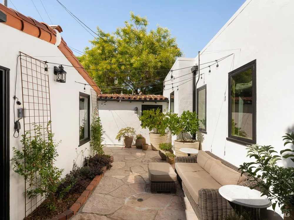100 Meadowcroft Drive San Anselmo, CA 94960
