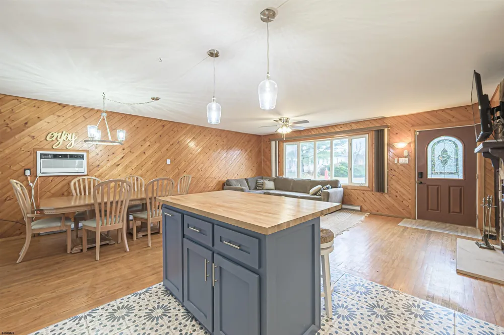 48 W Bolton Ave Absecon, NJ 08201
