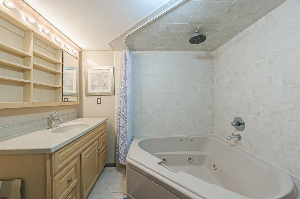 48 W Bolton Ave Absecon, NJ 08201