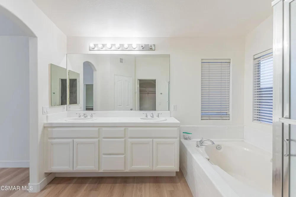 671 Camino De La Luna Newbury Park, CA 91320