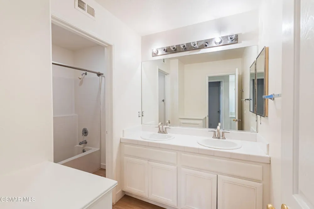 671 Camino De La Luna Newbury Park, CA 91320