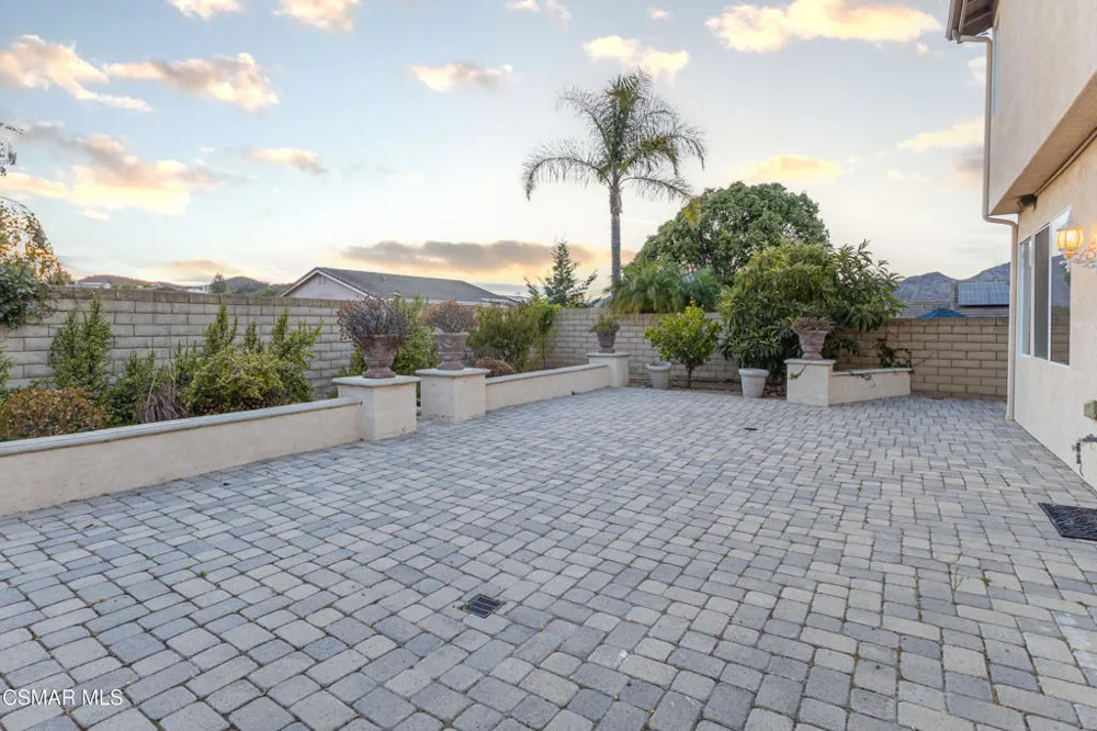 671 Camino De La Luna Newbury Park, CA 91320