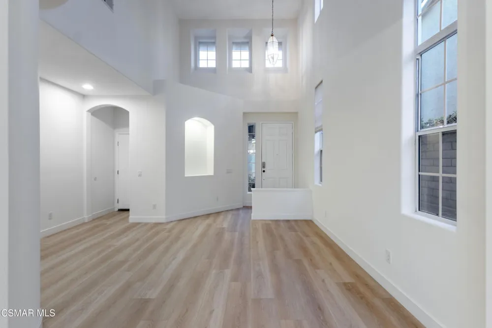 671 Camino De La Luna Newbury Park, CA 91320