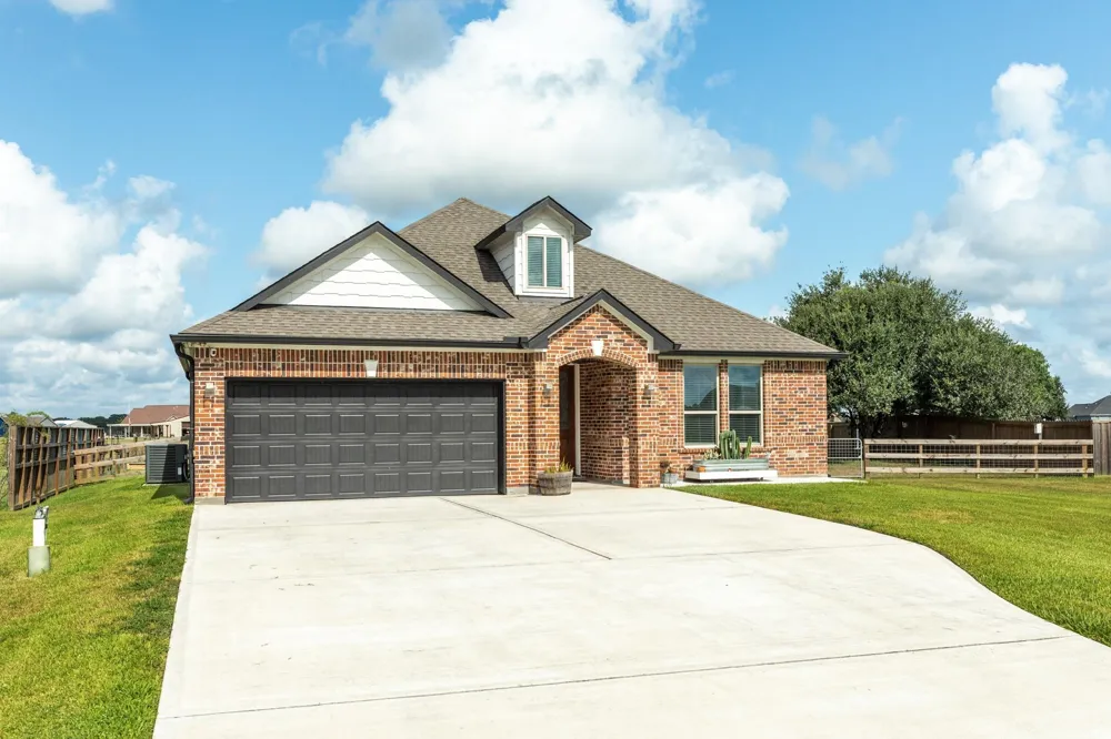 1428 Palomino Trail Angleton, TX 77515