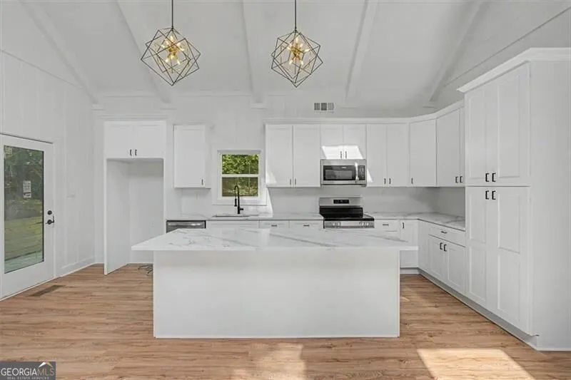 1741 Lucy DR NW Kennesaw, GA 30152