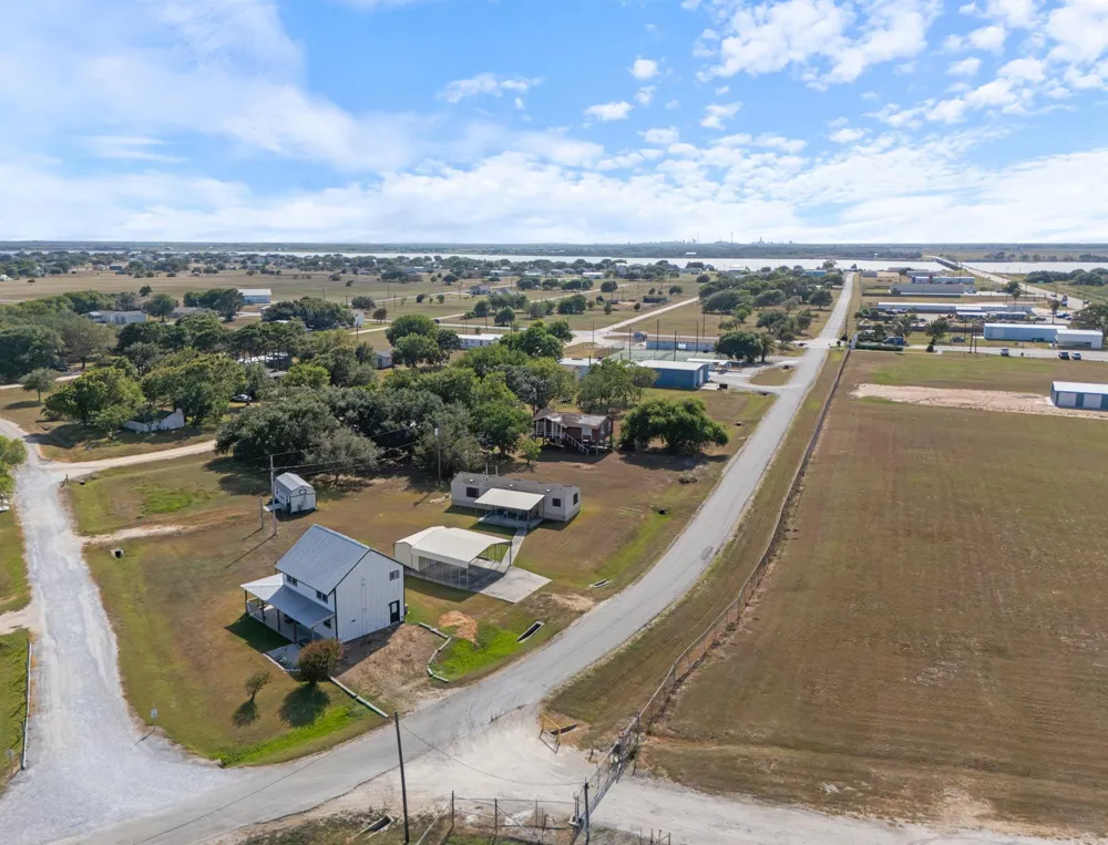 2749 W Bayshore Drive Palacios, TX 77465