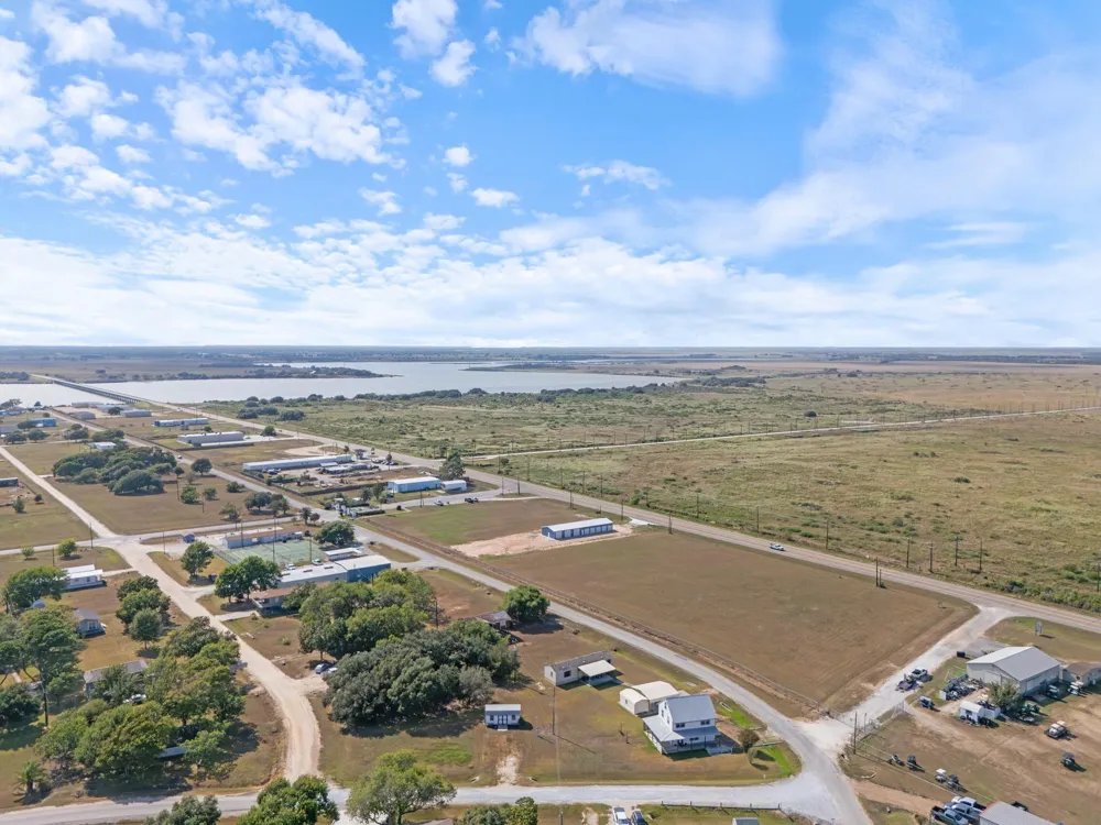 2749 W Bayshore Drive Palacios, TX 77465