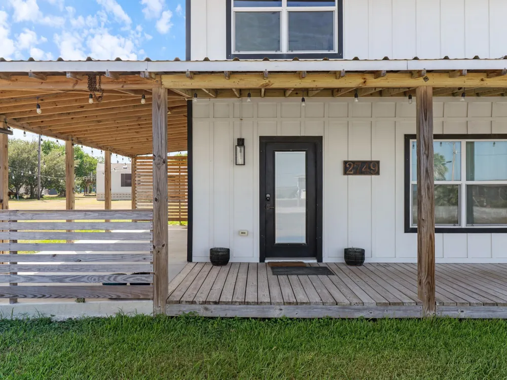 2749 W Bayshore Drive Palacios, TX 77465