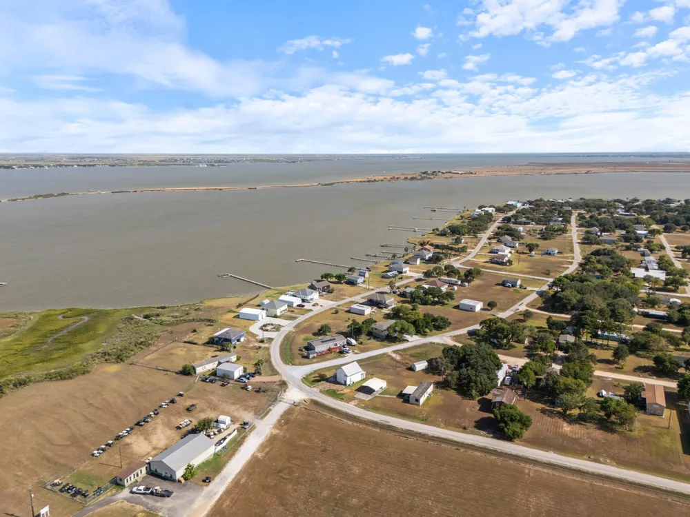 2749 W Bayshore Drive Palacios, TX 77465